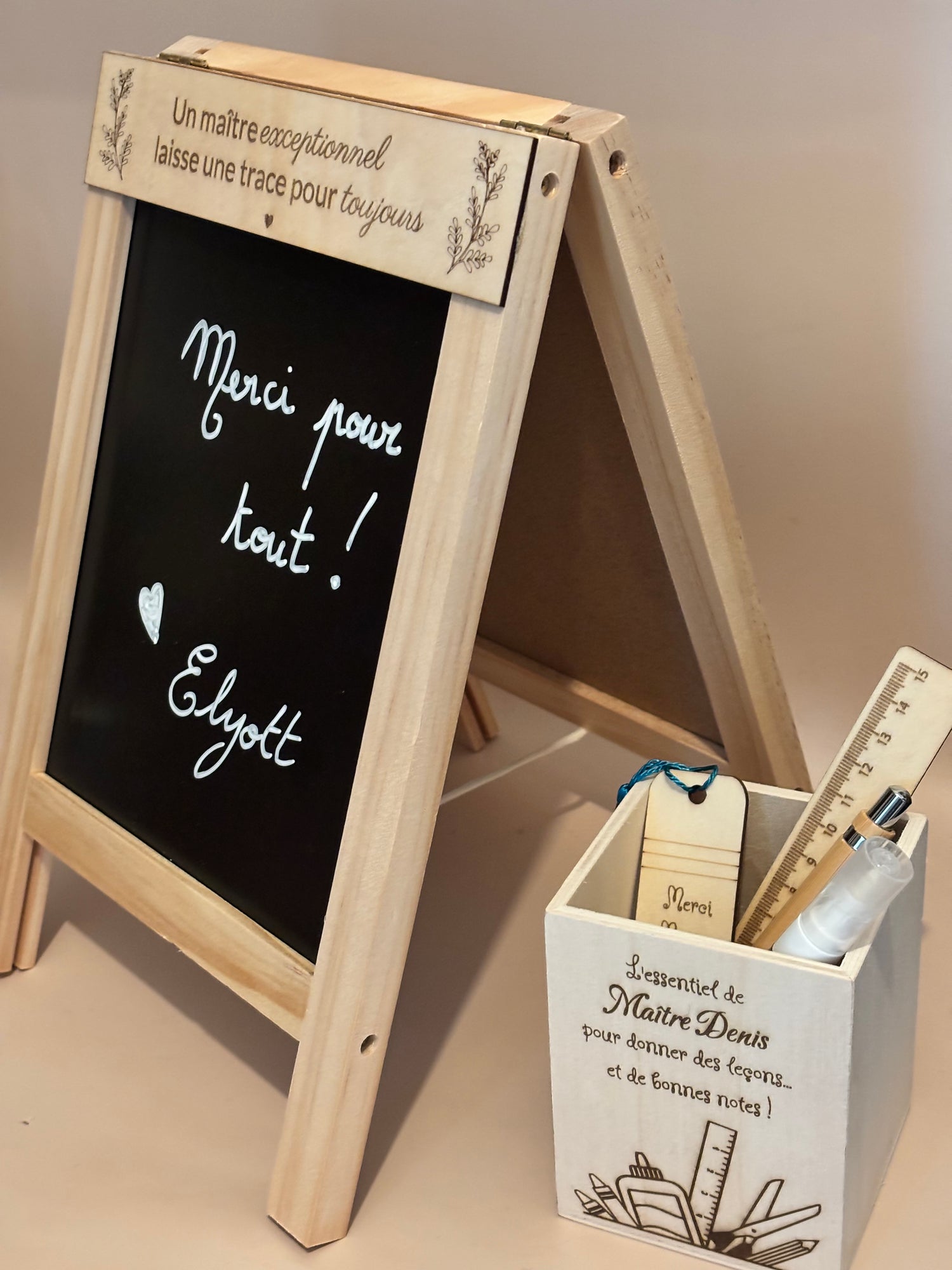 Coffret cadeau maître personnalisé – Ardoise message & kit d’accessoires en bois