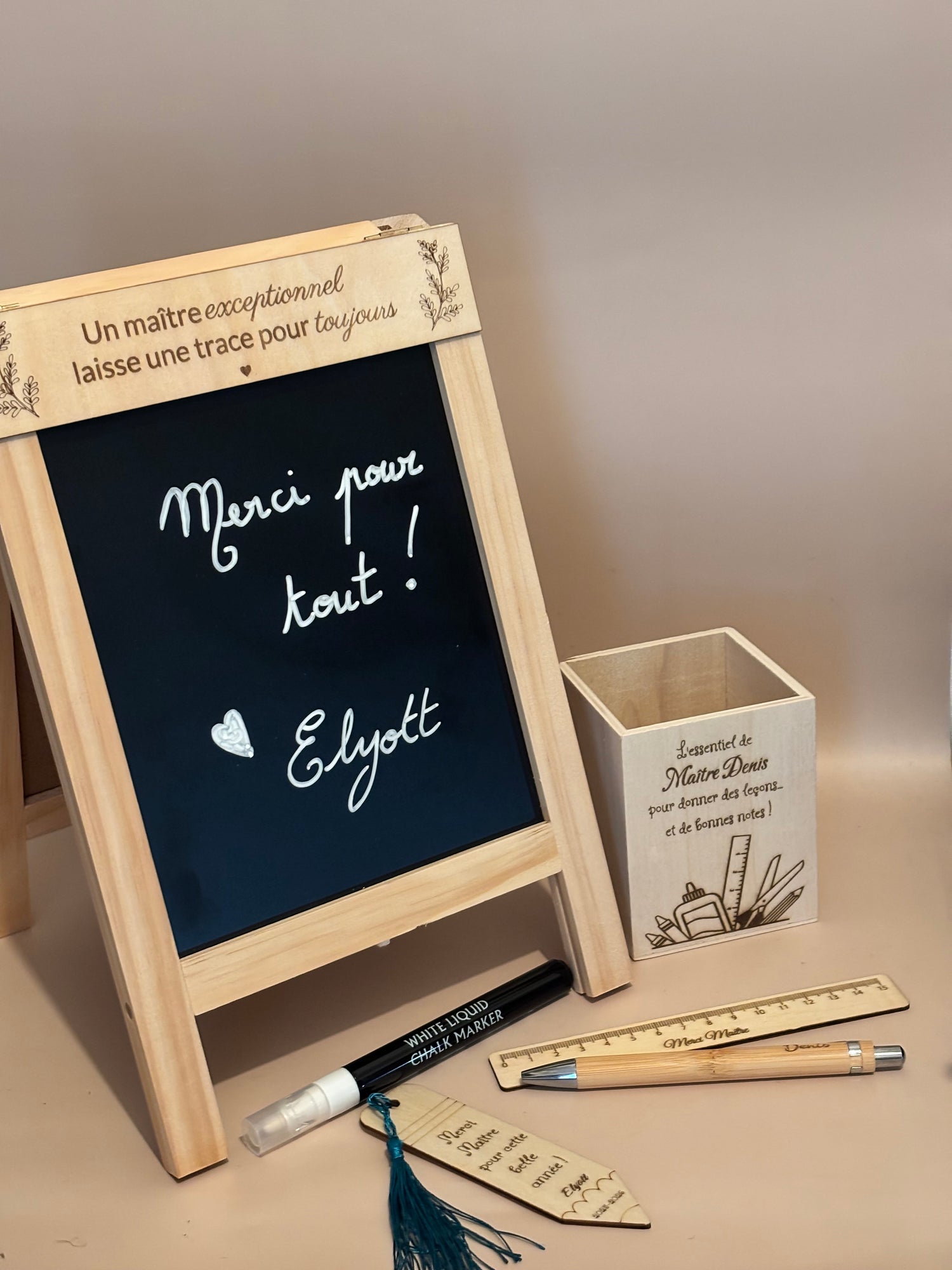 Coffret cadeau maître personnalisé – Ardoise message & kit d’accessoires en bois