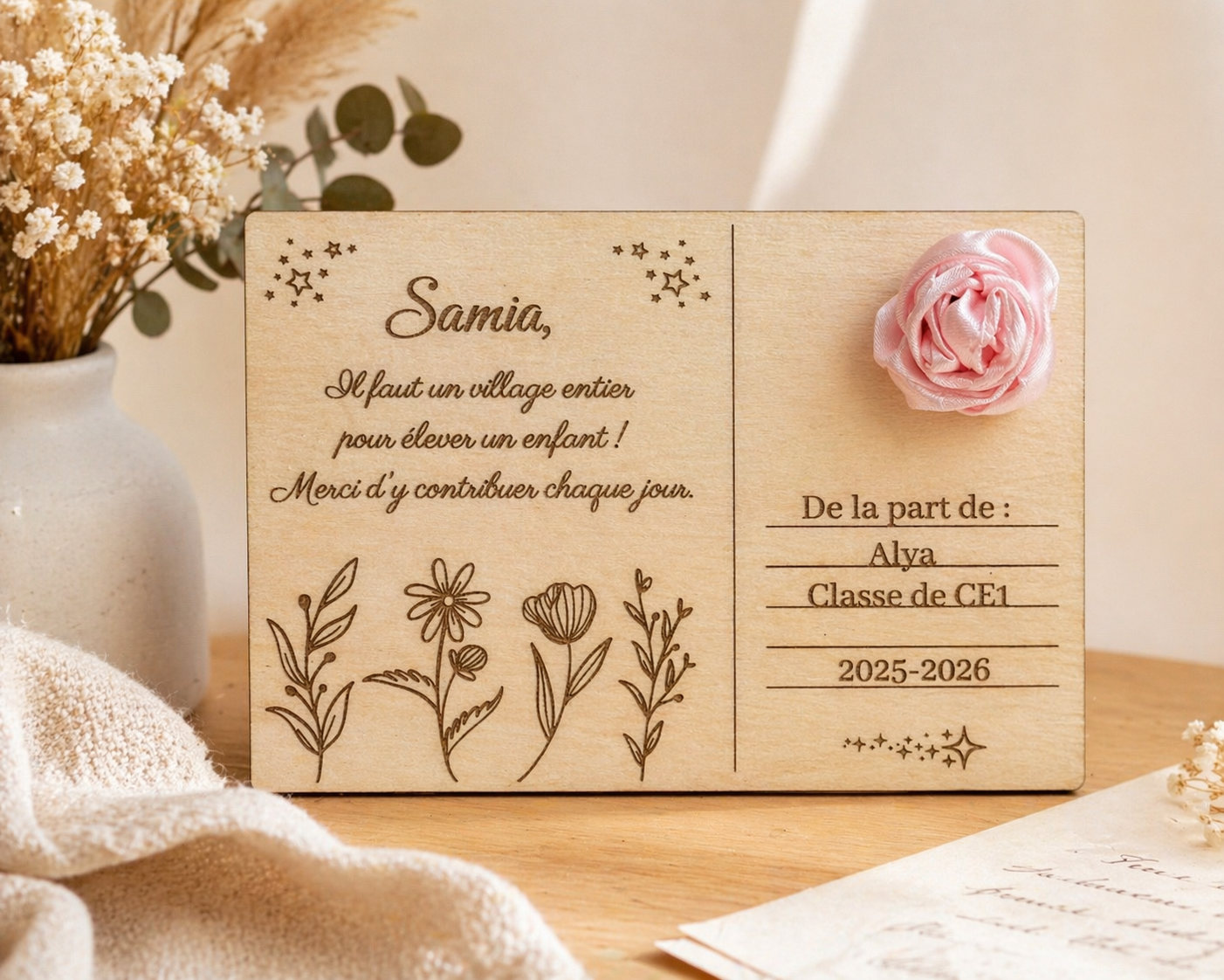 Cadeau maîtresse utile – Carte bois + chouchou
Cadeau maîtresse de fin d’année