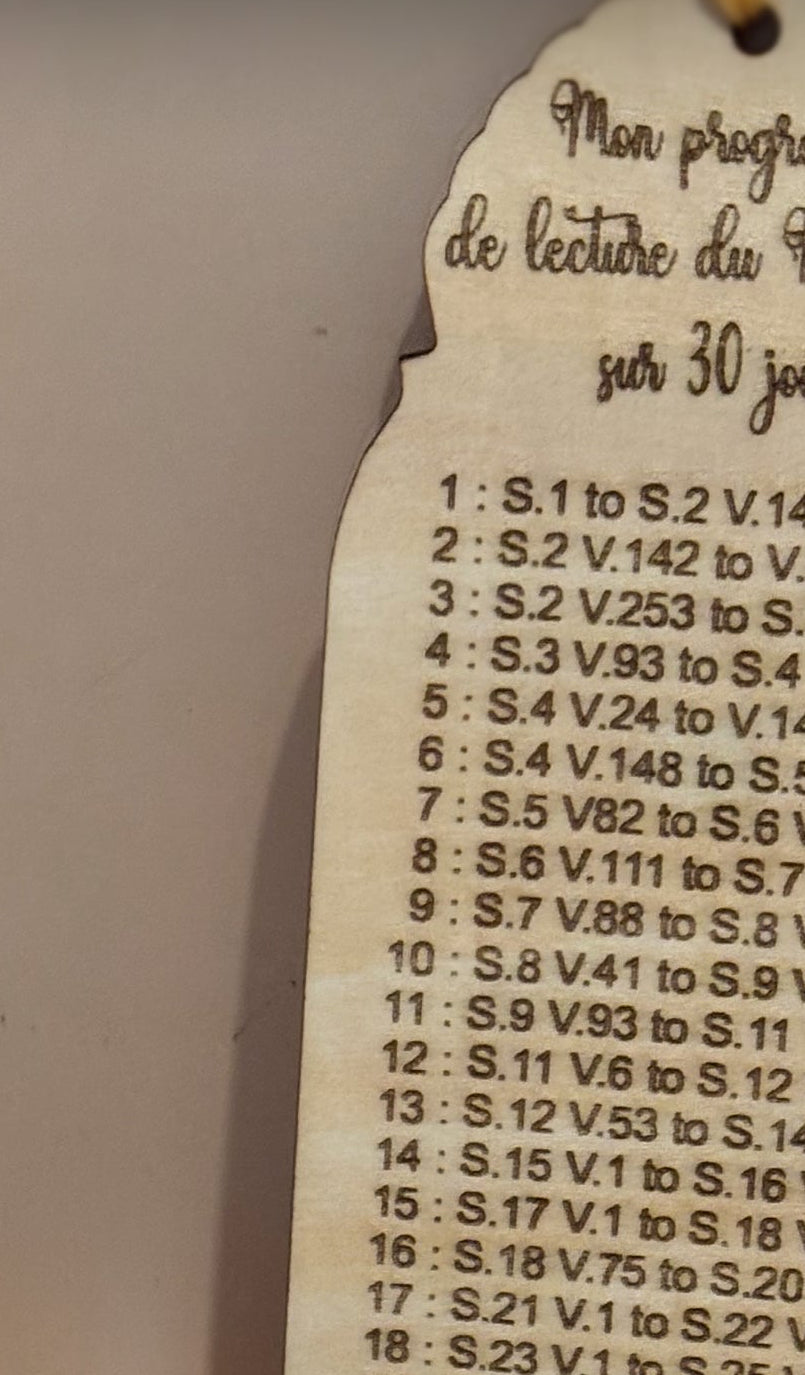 Marque-page vendu seul en bois gravé – Programme de lecture (30 jours)